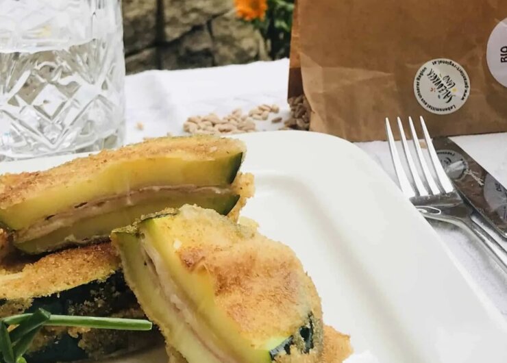 Zucchinischnitzel-herzhaft-gefüllt-mit-Leoganger-Dinkelreis_Anna-Wieser Cuketové řízky se šunkou a sýrem