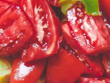 Osvěžující polévka plná letní zeleniny jako jsou rajčata, ale i okurky