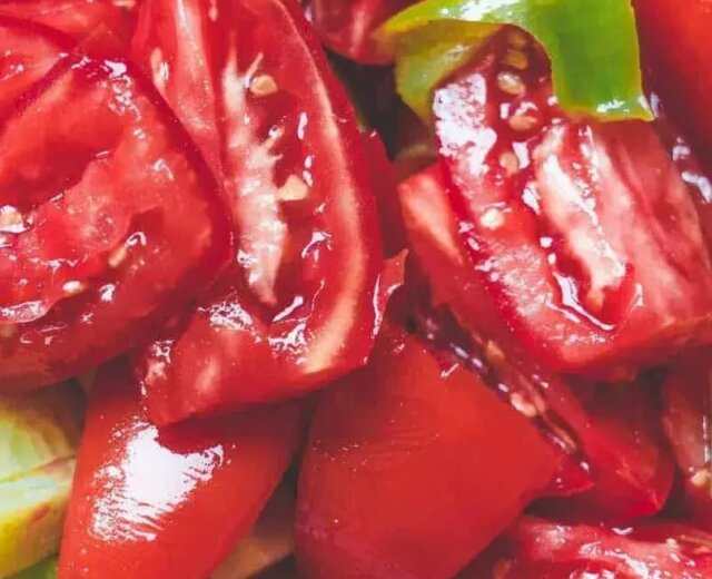 Osvěžující polévka plná letní zeleniny jako jsou rajčata, ale i okurky