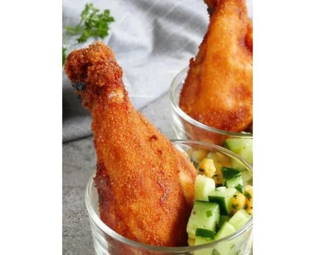 Hendlhaxerl_rozsireny_ramecek Smažená kuřecí stehýnka s okurkovým salátem a kukuřicí