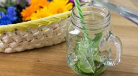 Voda ochucená okurkou a citronovou verbenou ve sklenicích s ledem v létě dokonale osvěží