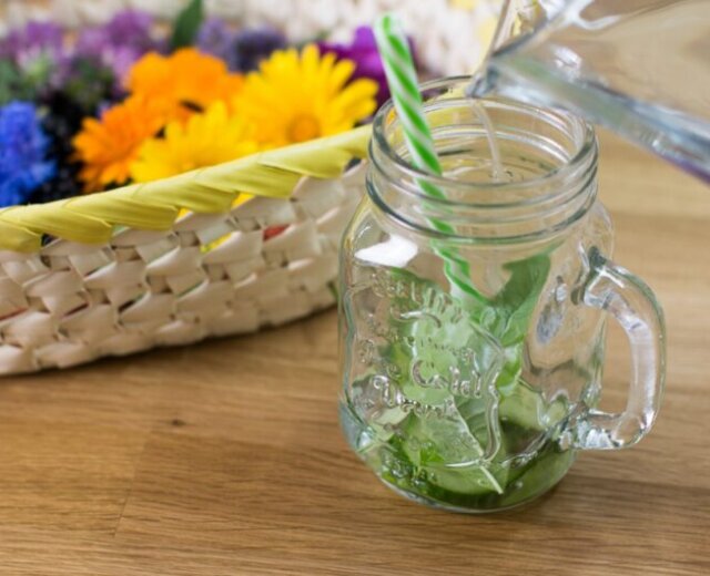 zutaten-ins-glas-und-mit-wasser-ubergiessen-1280×1024-1-740×530 Voda ochucená okurkou a citronovou verbenou ve sklenicích s ledem v létě dokonale osvěží