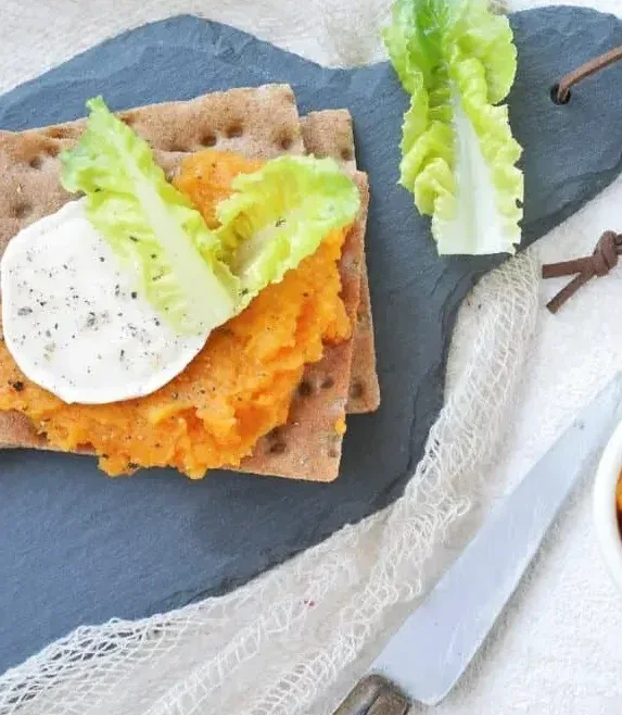 Dýňová pomazánka na křupavém knäckebrotu s plátkem sýra a čerstvého salátu