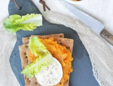 Dýňová pomazánka na křupavém knäckebrotu s plátkem sýra a čerstvého salátu