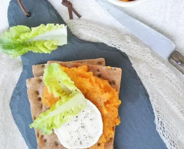 Dýňová pomazánka na křupavém knäckebrotu s plátkem sýra a čerstvého salátu