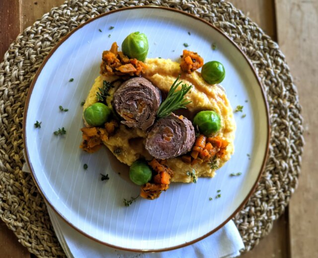 Hovězí závitky s polentou, dýní a kapustičkami hrají na talíři podzimními barvami