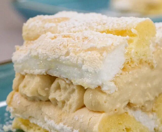 46 – Andreas Herbst – Sellerie Kardinalschnitte © Juraj Melicher ORF IG-toldstory.studio, FB Toldstory Studio Nadýchané Kardinálské řezy jsou tradiční rakouský dezert.