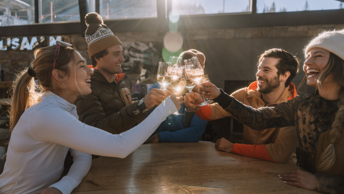 Après Ski s přípitkem na úspěšný lyžařský den ve Flachau