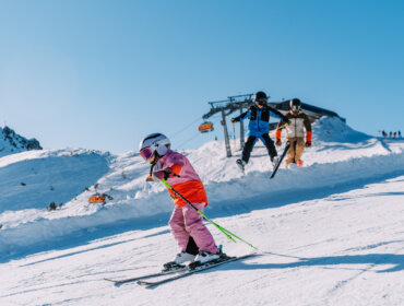 Familienspass beim Skifahren in Flachau Rodina na prosluněné sjezdovce ve Flachau