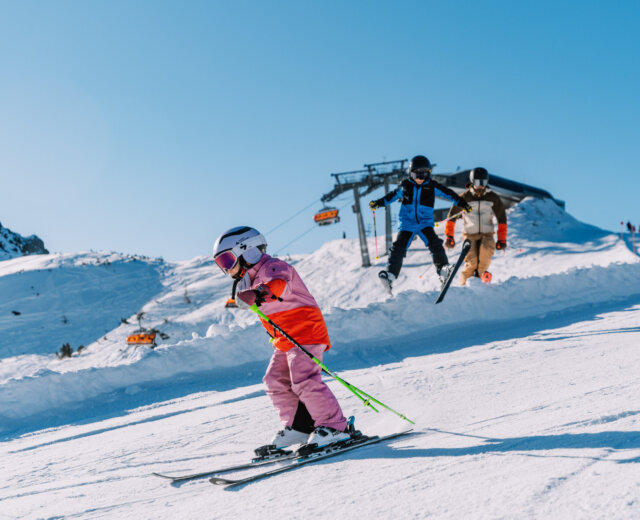 Familienspass beim Skifahren in Flachau Rodina na prosluněné sjezdovce ve Flachau