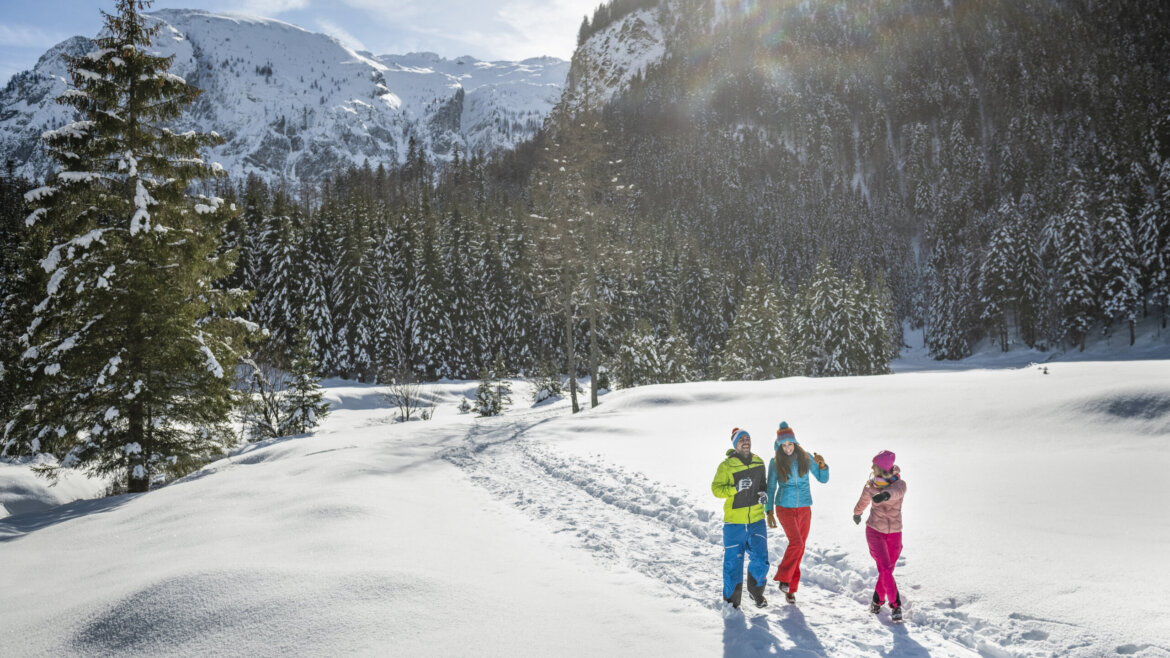 Zimní turistika v zasněženém Flachau