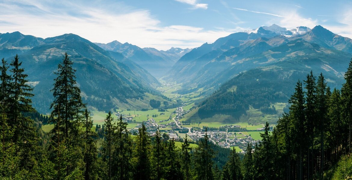 Obec Bruck v údolí obklopeném horami (Zvětšený pohled)