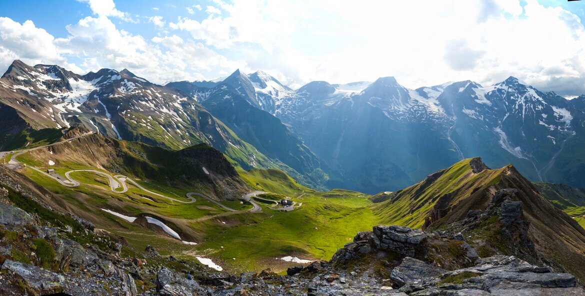 Panorama horské silnice Grossglockner Hochalpenstraße v alpské krajině
