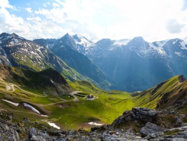 Panorama horské silnice Grossglockner Hochalpenstraße v alpské krajině