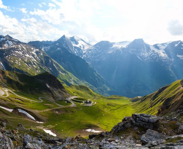 Panorama horské silnice Grossglockner Hochalpenstraße v alpské krajině