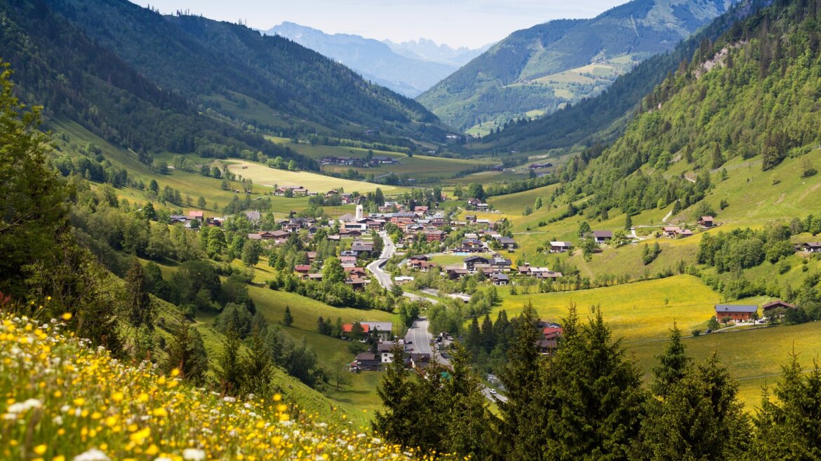 Obec Fusch v širokém horském údolí (Zvětšený pohled)