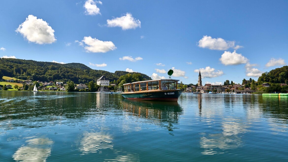 Plavba lodí je ideální způsob, jak poznat dvě jezera. Při plavbě pod mostem Johannisbrücke se sklápí střecha lodi a trasa pokračuje z Mattsee na Obertrumer See