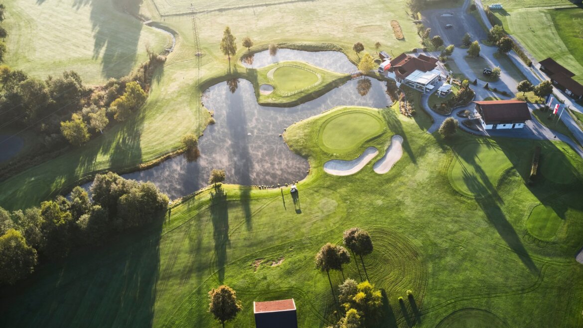 Rozsáhlé golfové hřiště v Mittersillu obklopené horskou krajinou Vysokých Taur (Zvětšený pohled)