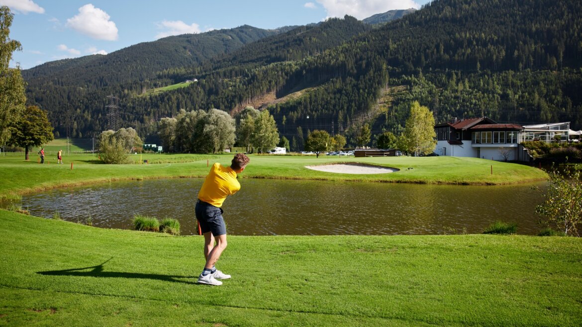 Rozsáhlé golfové hřiště v Mittersillu obklopené horskou krajinou Vysokých Taur