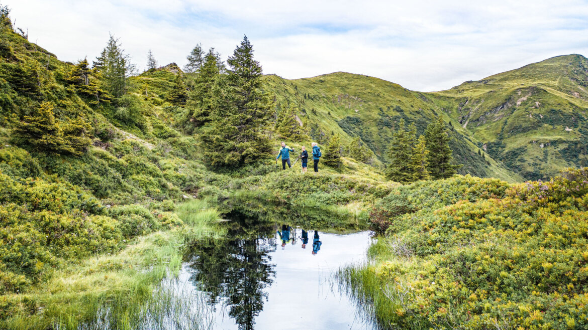 Malé horské jezírko v Kitzbühelských Alpách obklopené klidnou přírodou a travnatými svahy