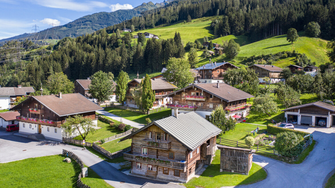 Tradiční část Aisdorf v Niedernsillu s typickou alpskou architekturou a dřevěnými domy (Zvětšený pohled)