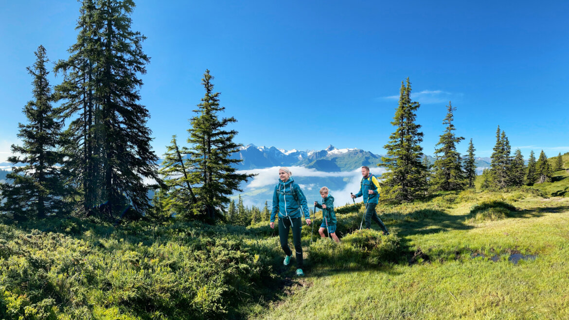 Turistická trasa Hohe Tauern Panorama Trail vedoucí po horském hřebeni s výhledy do údolí (Zvětšený pohled)
