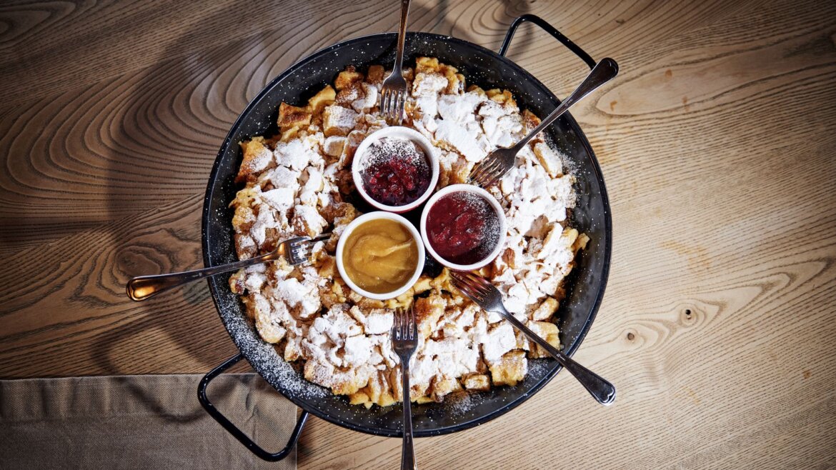 Pánev s Kaiserschmarrnem na stole v horské chatě