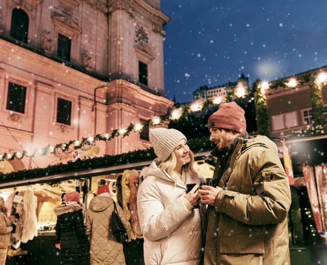 Pärchen am Christkindlmarkt in Salzburg