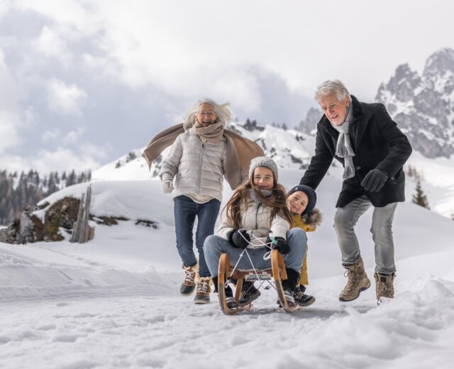 Familienspaziergang im Schnee