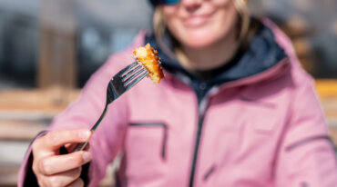 Frau bei Hütteneinkehr, Kaiserschmarrn
