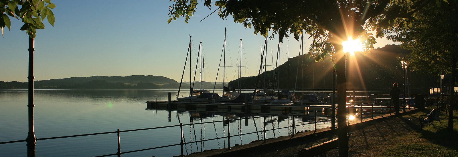Wenn man es schafft, so früh aus den federn zu kommen, hat man einen wunderschönen Logenplatz am Ufer des Mattsee´s. Es ist immer wieder ein Erlebnis, bei einem Sonnenaufgang zuzuschauen.