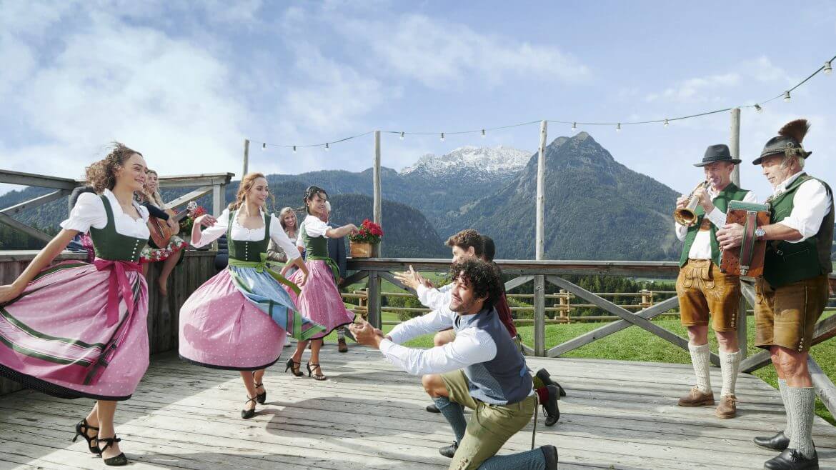 Dirndl und Buam im Trachten-Outfit beim Tanzen