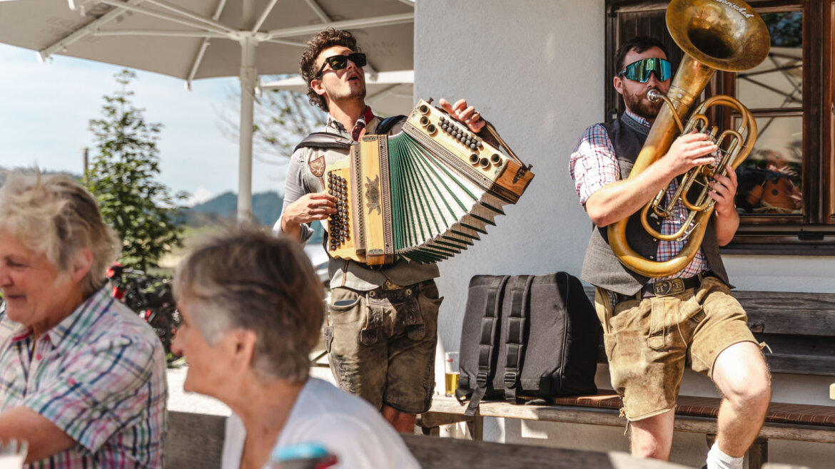 Unter dem Motto Almkultur wird den Sommer über auf verschiedenen Almhütten musiziert.