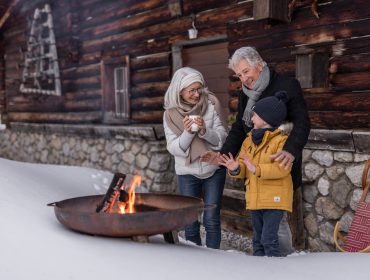 Oma und Opa mit Enkel, Generationen Wintertag in Filzmoos (c)SLTG, Aufwärmen vor der Hütte