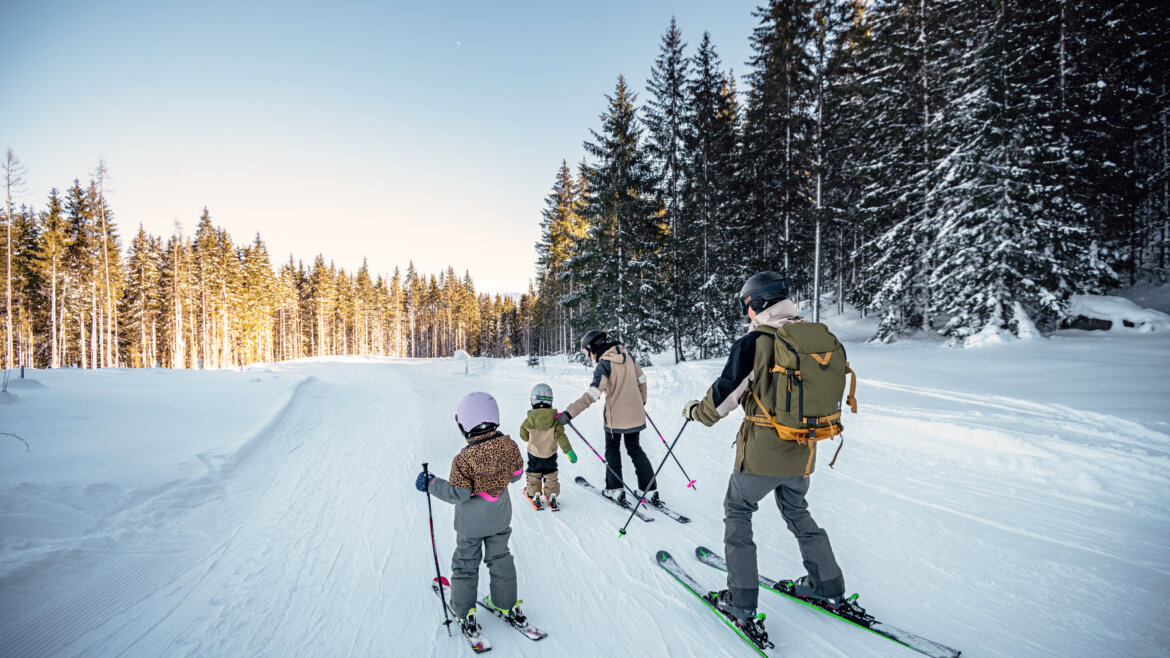 Familie beim Skifahren in Embach © Daniel Sobietzki (vergrößerte Ansicht)