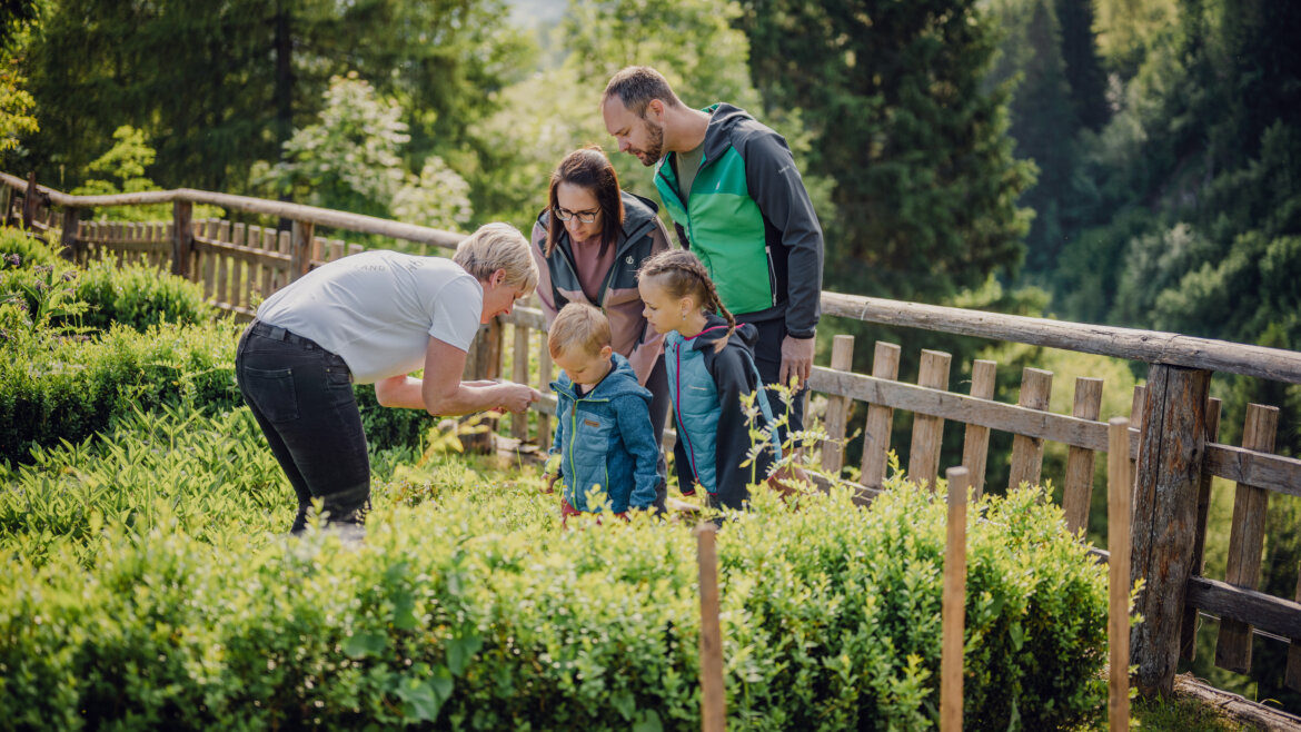 Familie im Kräutergarten in Embach © Daniel Sobietzki (vergrößerte Ansicht)