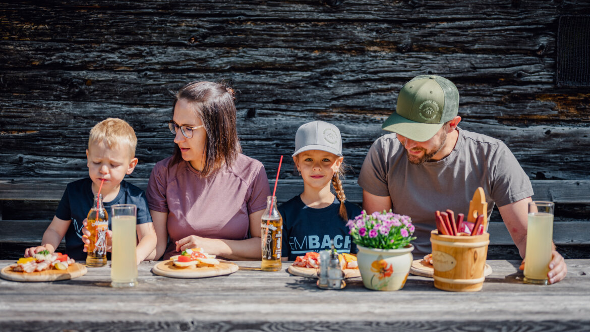 Familie bei Brettljause in Embach © Daniel Sobietzki (vergrößerte Ansicht)