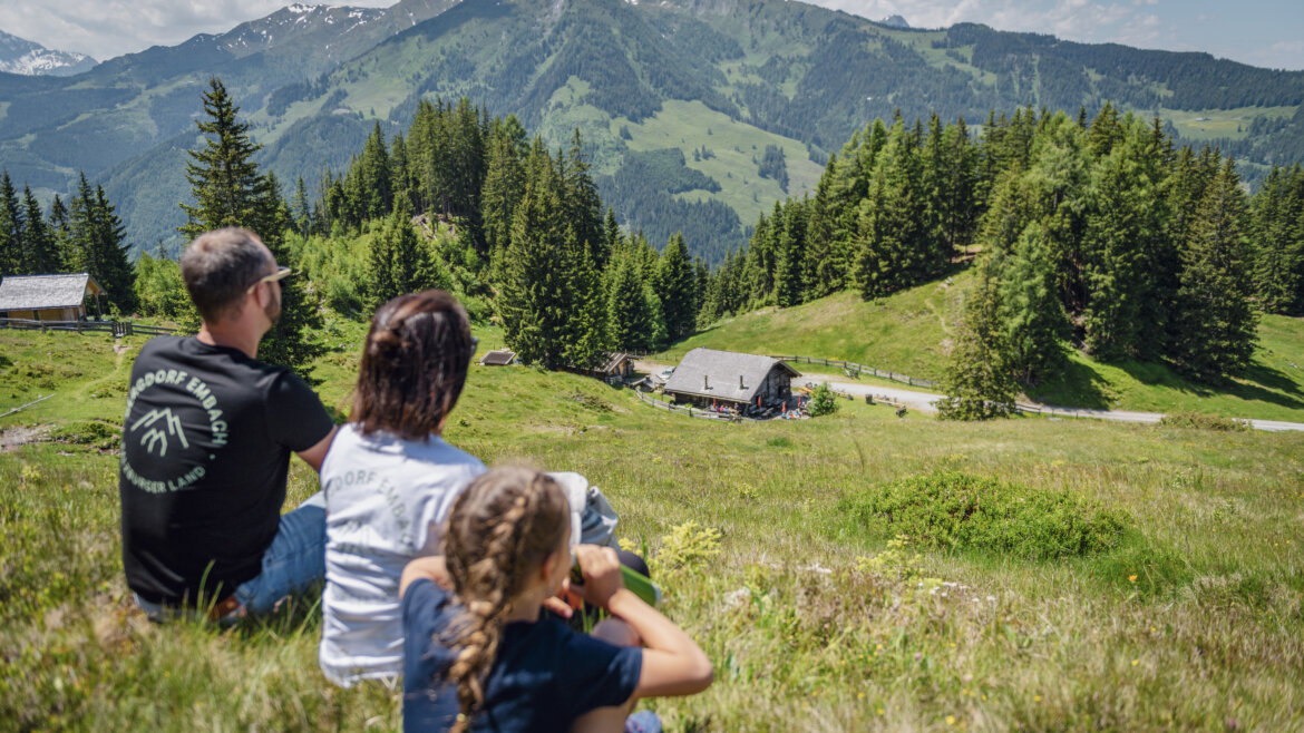 Familie genießt Aussicht in Embach © Daniel Sobietzki (vergrößerte Ansicht)