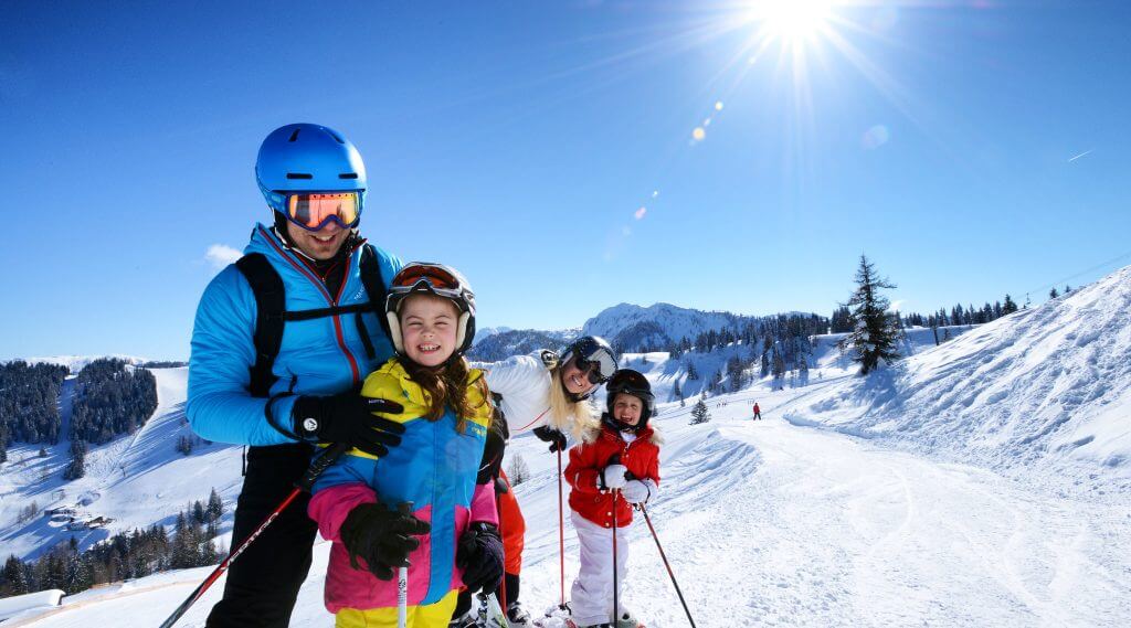 Familie beim Skifahren auf der Salzburger Sonnenterrasse, (c) JOSalzburg