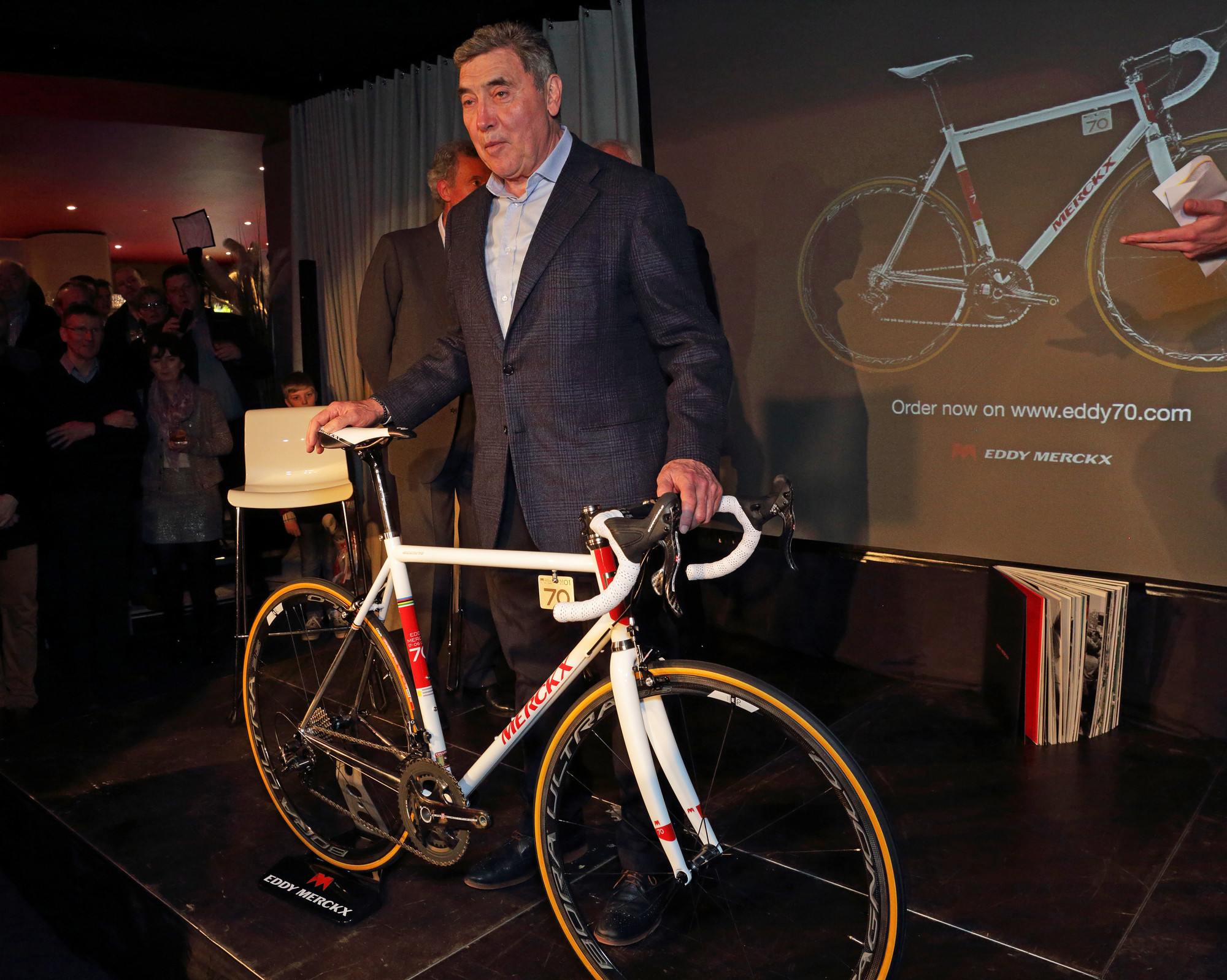 Eddy Merckx mit einem von ihm produzierten Rennrad