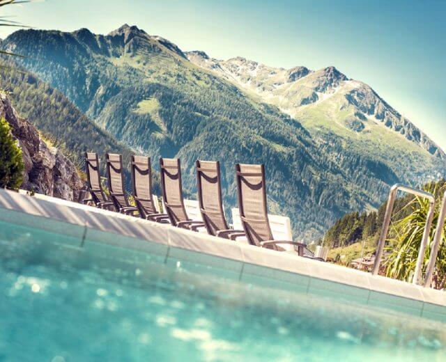 Liegestühle der Felsentherme Bad Gastein mit Blick auf die Berge