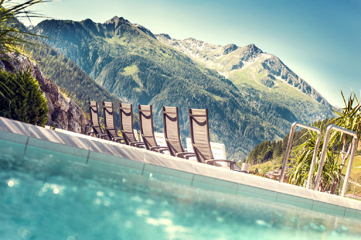 Liegestühle der Felsentherme Bad Gastein mit Blick auf die Berge