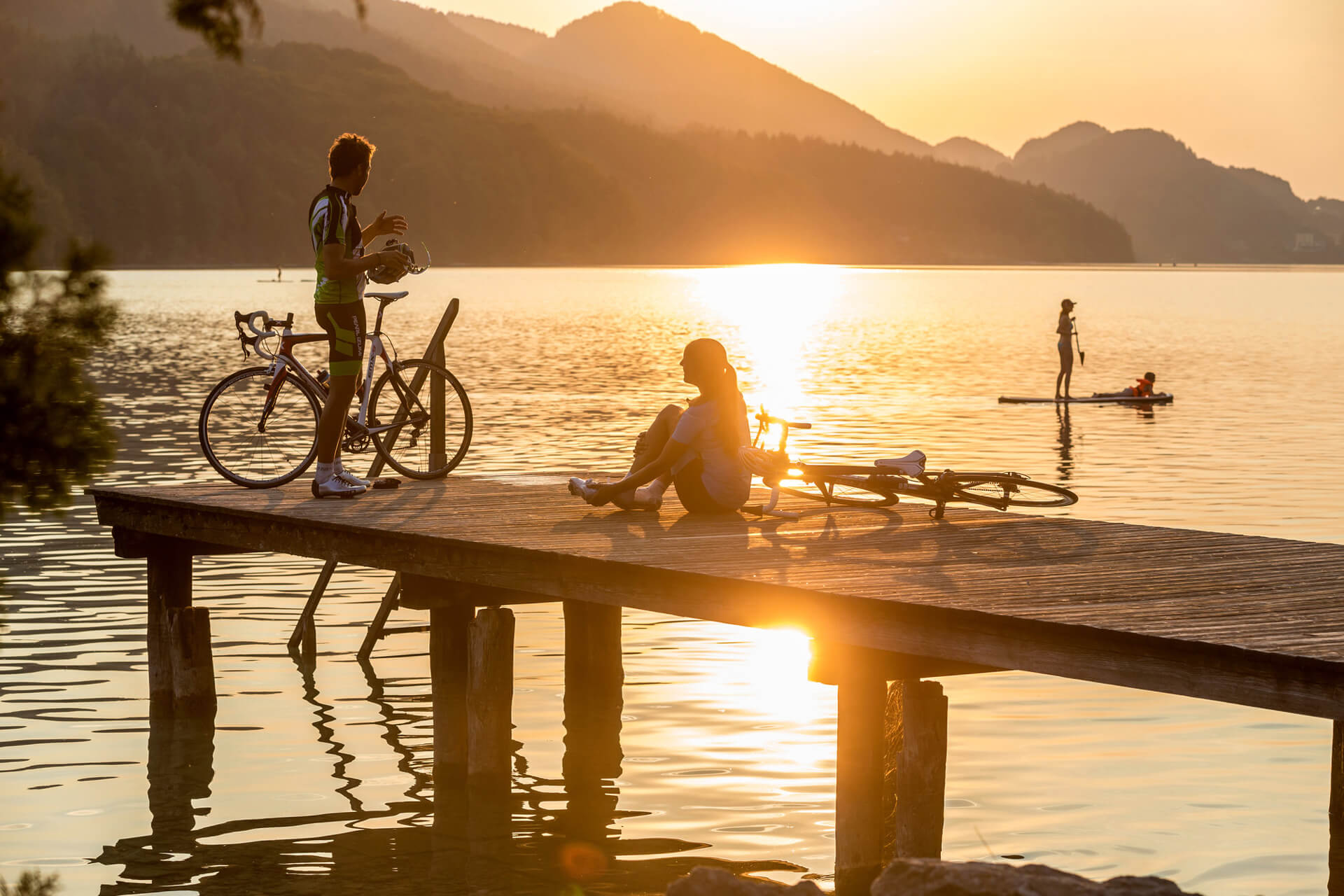Rast bei Sonnenuntergang am Bootssteg am Fuschlsee nach einer Rennradtour