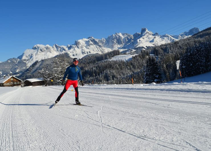 Langläufer im Skatingstil im Hintergrund das Tennengebirge