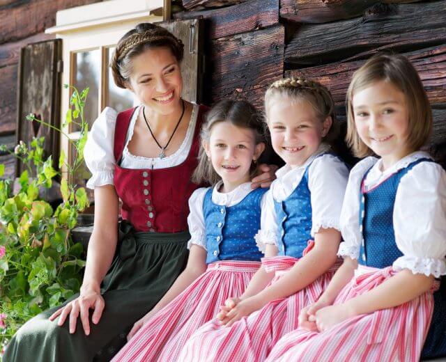 Tracht und Brauchtum Frau mit drei Mädchen im Dirndl