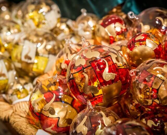 Christmasshopping Traditioneller Weihnachtsschmuck am Marktstand.