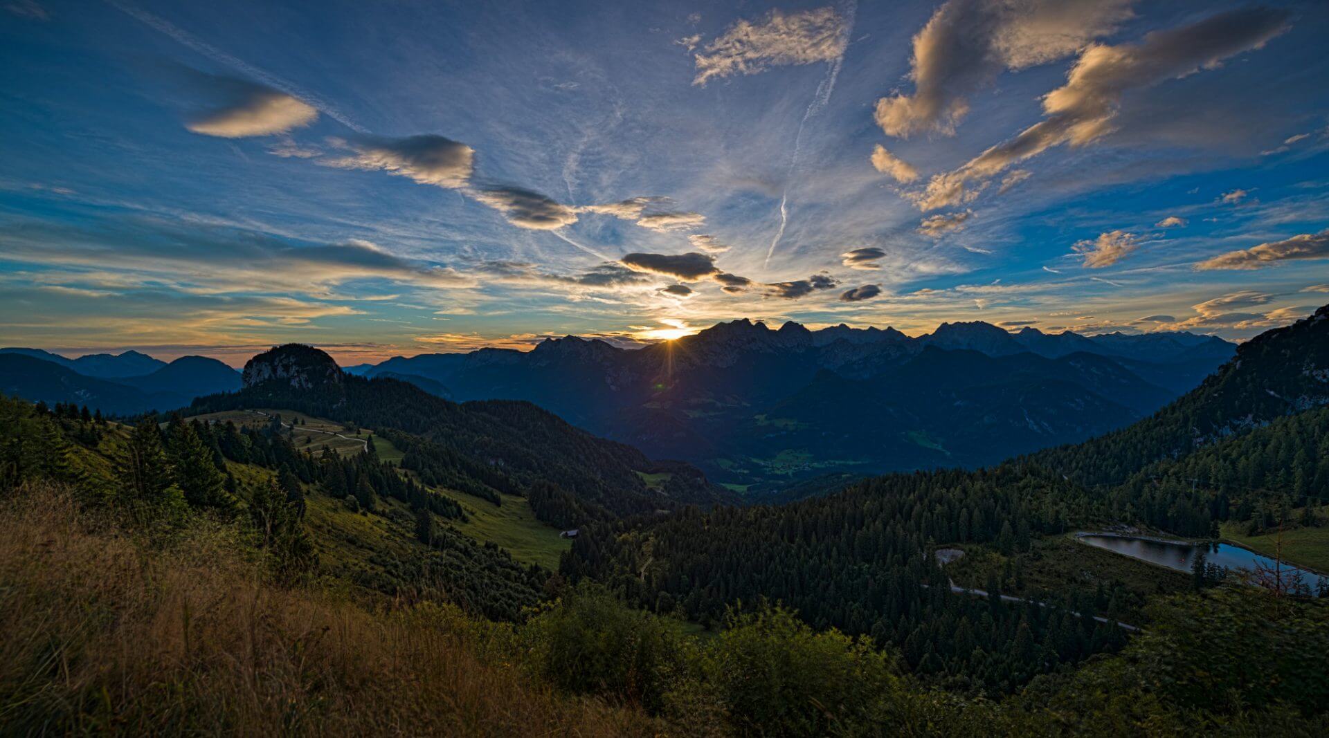 © SalzburgerLand Tourismus - Sonnenaufgang im Salzburger Almsommer