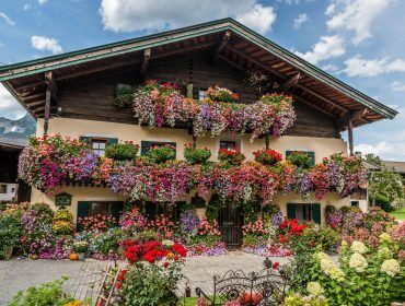 Blumengeschmückte Unterkunft im Salzburger Saalachtal