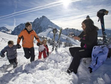 Familie macht Pause auf der Piste