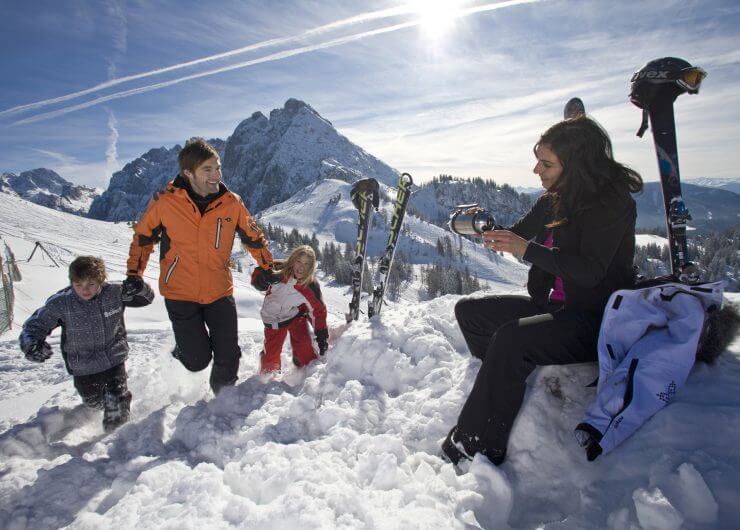 Familie macht Pause auf der Piste